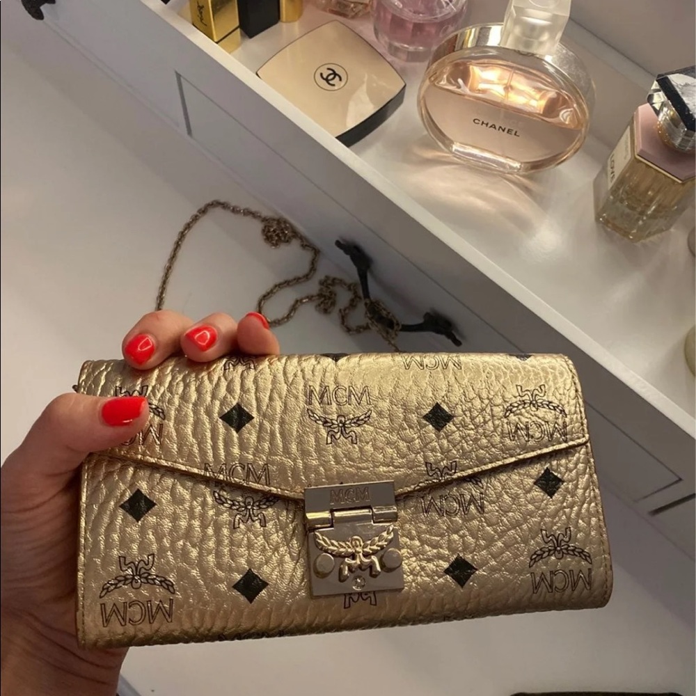 AUTHENTIC MCM WALLET ON CHAIN